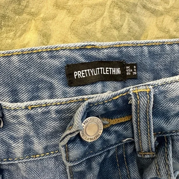 PrettyLittleThing Light Blue Straight Leg Jeans - Picture 3 of 3